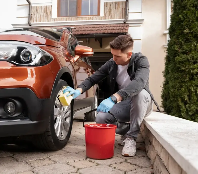 Lavage auto à domicile Ney : professionnel intervenant sur un véhicule